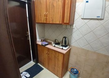 استديو بأثاث مريح وبسيط 