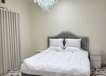 شاليه بمسطح اخضر وجلسة خارجية 
