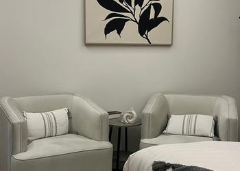 استديو بأثاث مريح وبسيط 