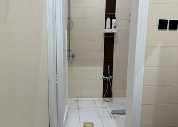 استديو بأثاث مريح وبسيط 