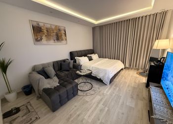 استديو بأثاث مريح وبسيط 