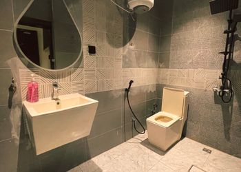 شقة بصالة وغرفة نوم وبأثاث بسيط