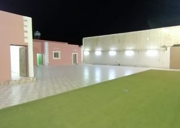 استراحة بمجلس وفناء خارجي 