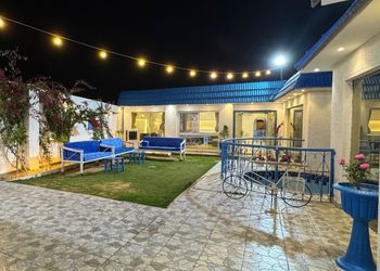 شالية بجلسة مطلة على المسبح