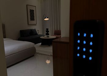 استديو هادئ بسرير ماستر