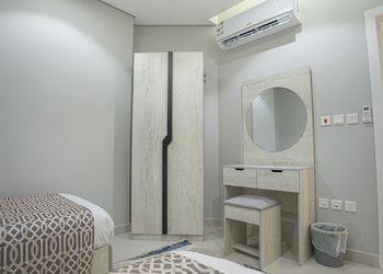 شقة بصالة جلوس وغرف نوم مريحة 