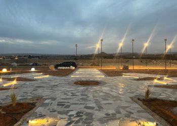 مخيم بجلسة وبإطلالة على الجبل 