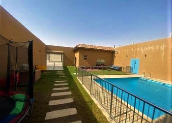 شاليه بمسطح اخضر و مسبح