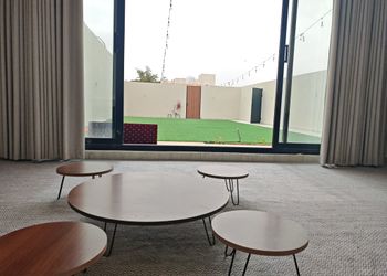 شاليه بجلسة خارجية ومجلس