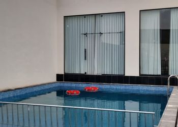 شاليه بمسطح اخضر ومسبح