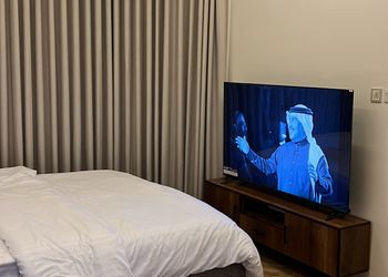 غرفة بسرير ماستر