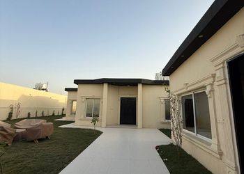 شاليه بمسبح داخلي ومجلس