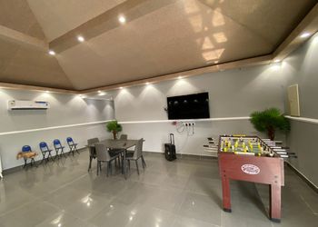 استراحة بمسطح اخضر وجلسة خارجية