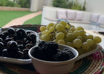 شاليه بجلسة مطلة على الحديقة