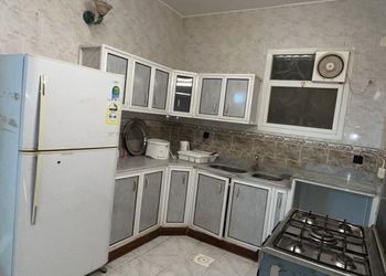 شقة بصالة مريحة وغرفة نوم 