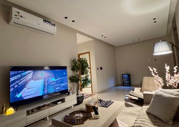 شقة بصالة مريحة وغرفتين نوم 