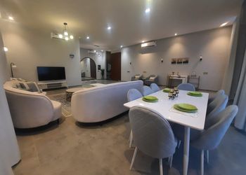 شاليه بمسطح اخضر ومسبح 