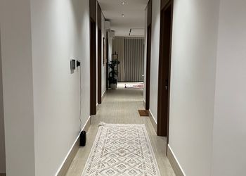شقة بصالة وثلاث غرف نوم