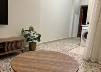 شقة بغرفة معيشة وغرفة نوم 