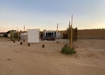 مخيم بجلسة مطلة على الجبل 