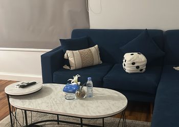 استديو بأثاث مريح وبسيط