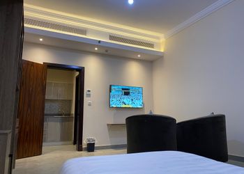 استديو هادئ بأثاث أنيق