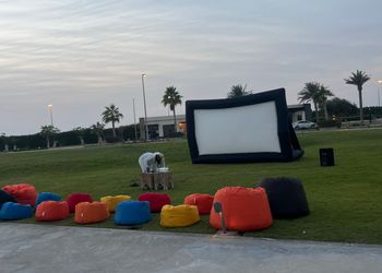 شاليه بصالة جلوس مطلة على المسبح