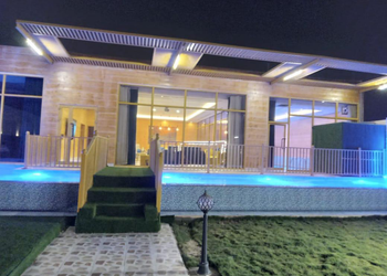 شاليه بمسطح اخضر ومسبح داخلي