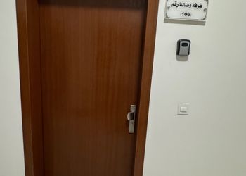 شقة بغرفة معيشة وغرفة نوم 