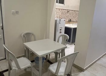 شقة بصالة جلوس وغرفتين نوم