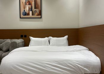استديو بأثاث مريح وبسيط 