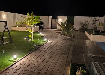 استراحة بجلسة مطلة على مسبح 