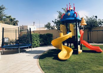 استراحة بمسطح اخضر والعاب اطفال