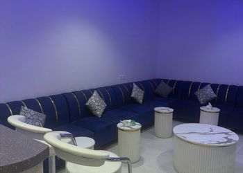 شاليه بمسطح اخضر وجلسة خارجية 