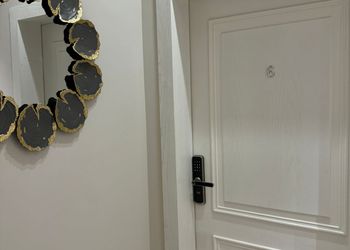 استديو بسرير ماستر وجلسة جانبية
