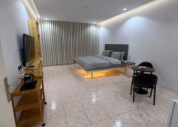 استديو بسرير مريح وأثاث بسيط