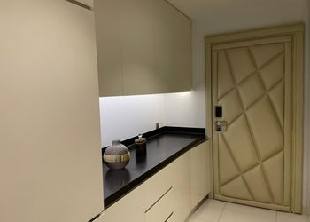 استديو بسرير ماستر وجلسه جانبيه