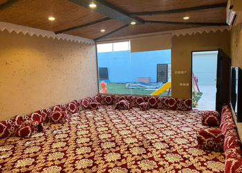 شاليه بمسطح اخضر وألعاب أطفال