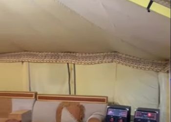 مخيم  بجلسة خارجية وبيت شعر 