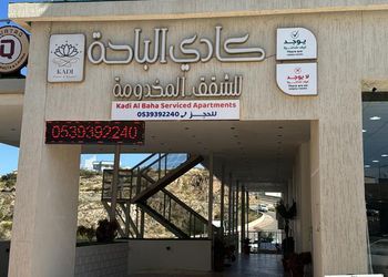 غرفة بسرير ماستر  ودورة مياة 