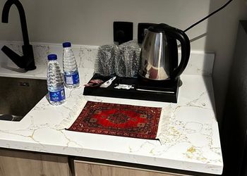 شقة بغرفة معيشة وغرفة نوم 
