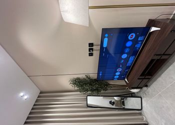 استديو بأثاث مريح وبسيط 