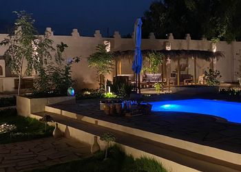استراحة بمسبح خارجي ومسطح اخضر