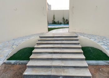 استراحة بمسطح اخضر وجلسة خارجية 