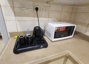 شقة بغرفة معيشة وغرفتين نوم 