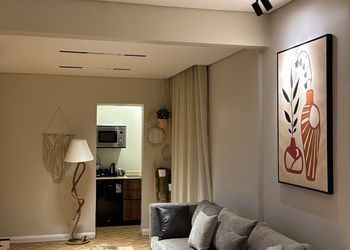استديو بأثاث مريح وبسيط