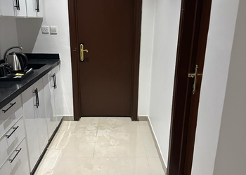 استديو بأثاث مريح وبسيط 