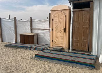 مخيم بجلسة خارجية و ألعاب أطفال