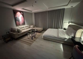 استديو بأثاث مريح وبسيط 