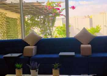 شاليه بمسطح اخضر ومجالس 